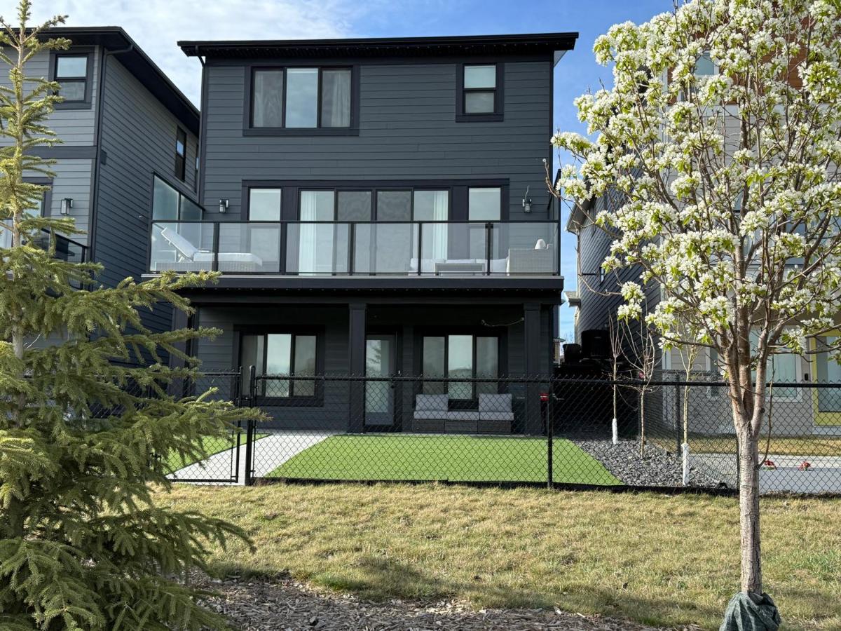 Private Entire Waterfront Guest Suite, close to Banff, Canmore & Kananaskis - B&B