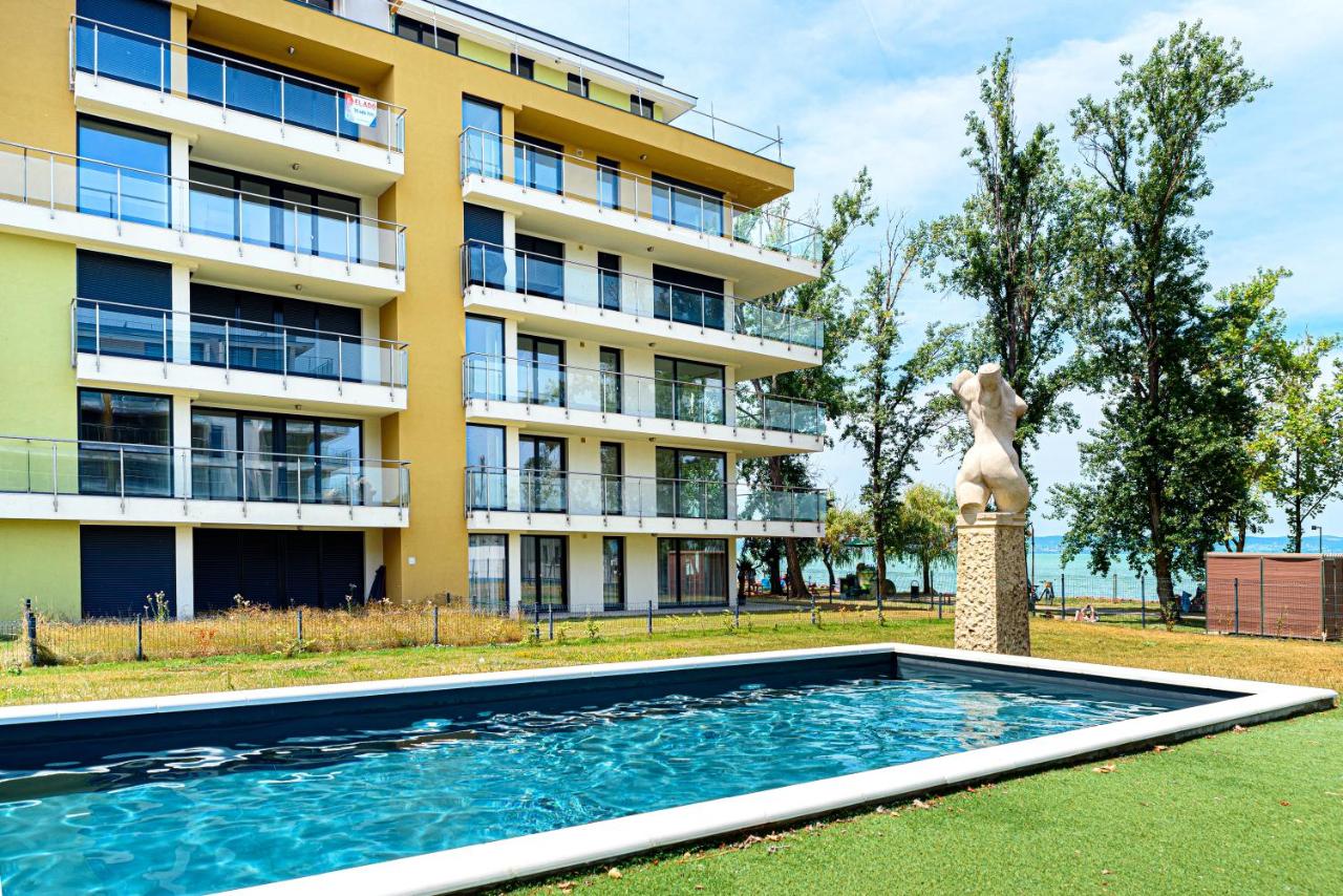 Karolina Lakefront Residence with Private Garden - B&B