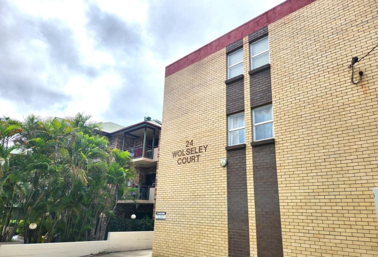 Spacious 1BR Near Hospital, QUT and CBD with Parking! - B&B Brisbane