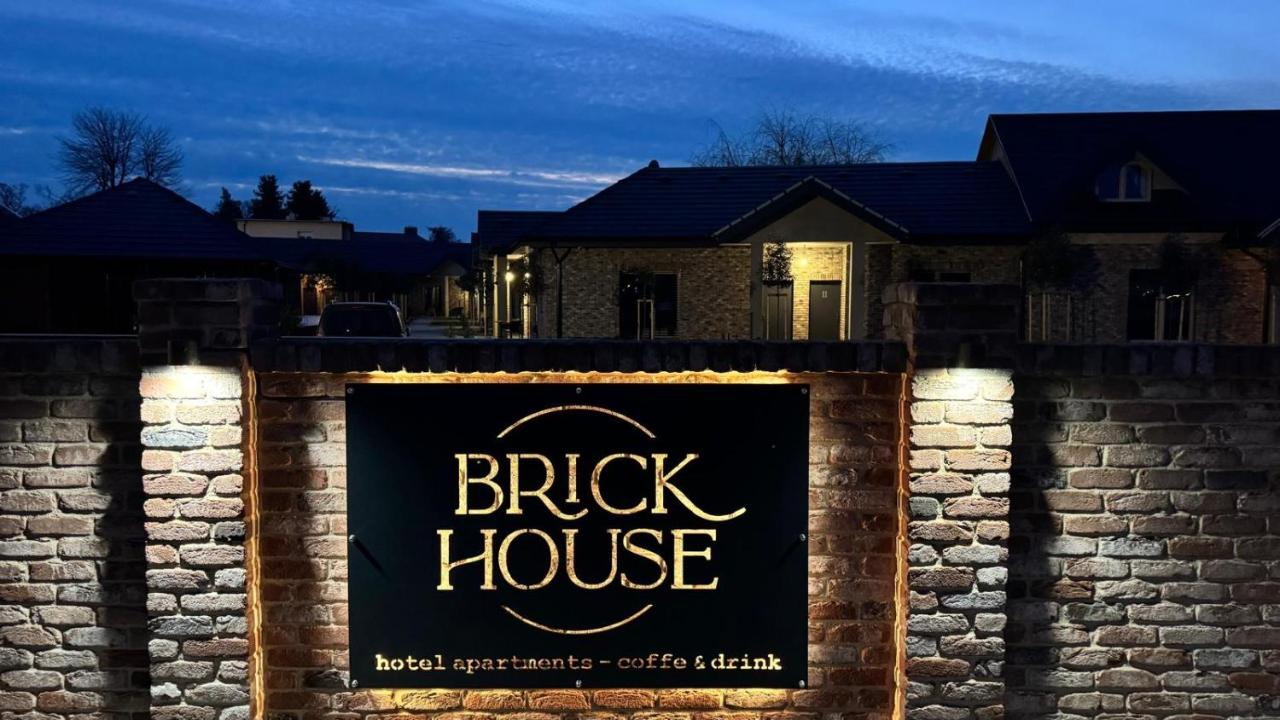Hotel Brick House Apartments - Chambres d’hôtes Nitra