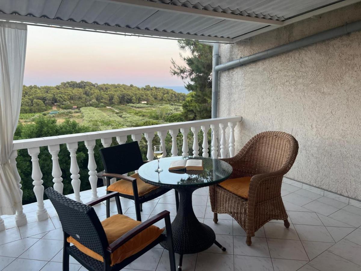 One-Bedroom Apartment with Terrace and Sea View - Podstražje Street 35
