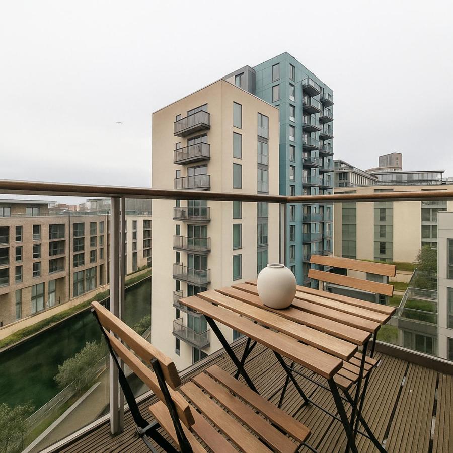 2 Bed Flat near Stratford Station - B&B London