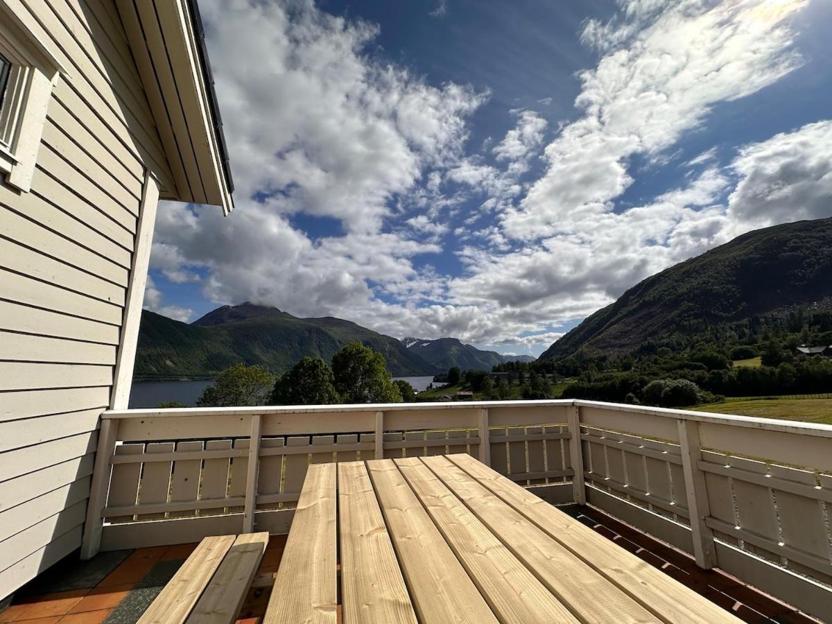 Spacious House with Fjordview - B&B