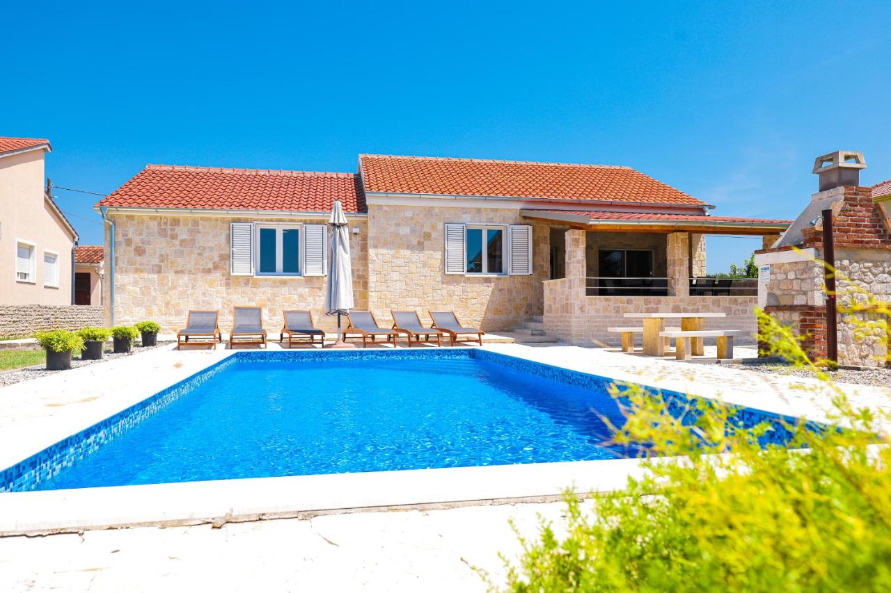 Villa Stone House with Pool - Ferienwohnung Nin