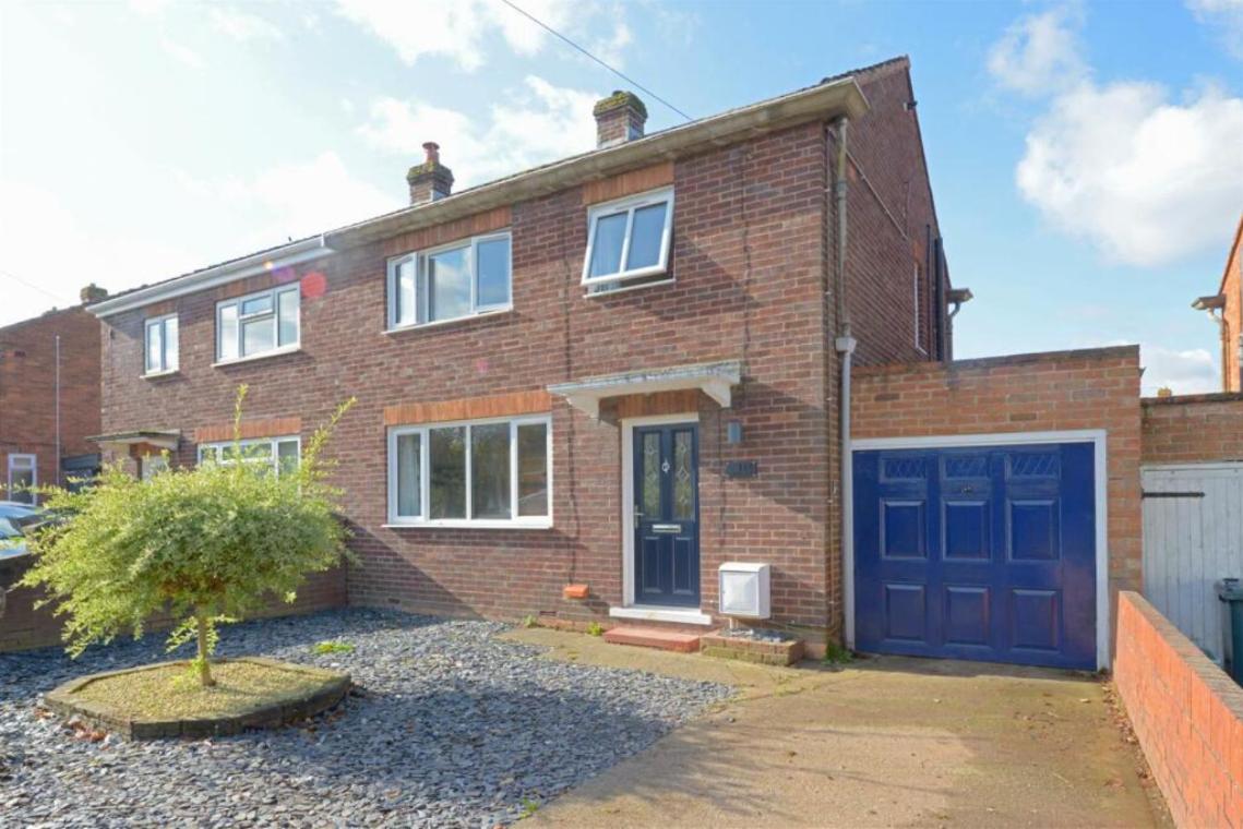 MODERN 3 BEDROOM PROPERTY WITH FREE DRIVEWAY PARKING by SHIRE STAYS - B&B