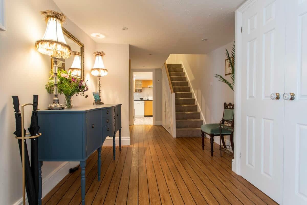 Central, beautiful home - with parking - B&B