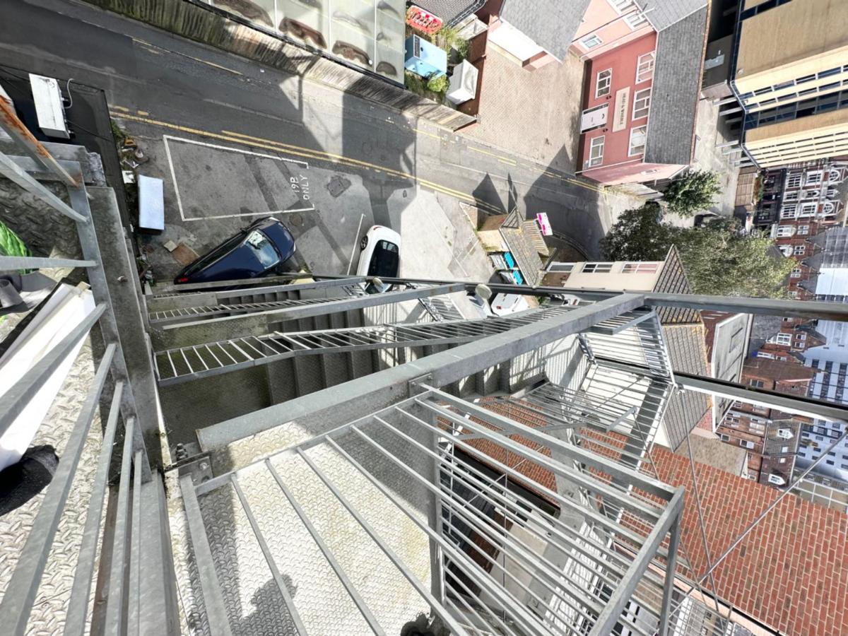 Central Flat with City Views - Newly Refurbished - Parking Included - Superfast Wifi - B&B