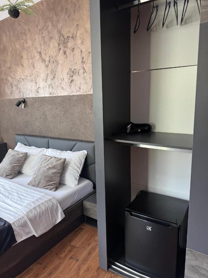 Habitación con cama grande y balcón