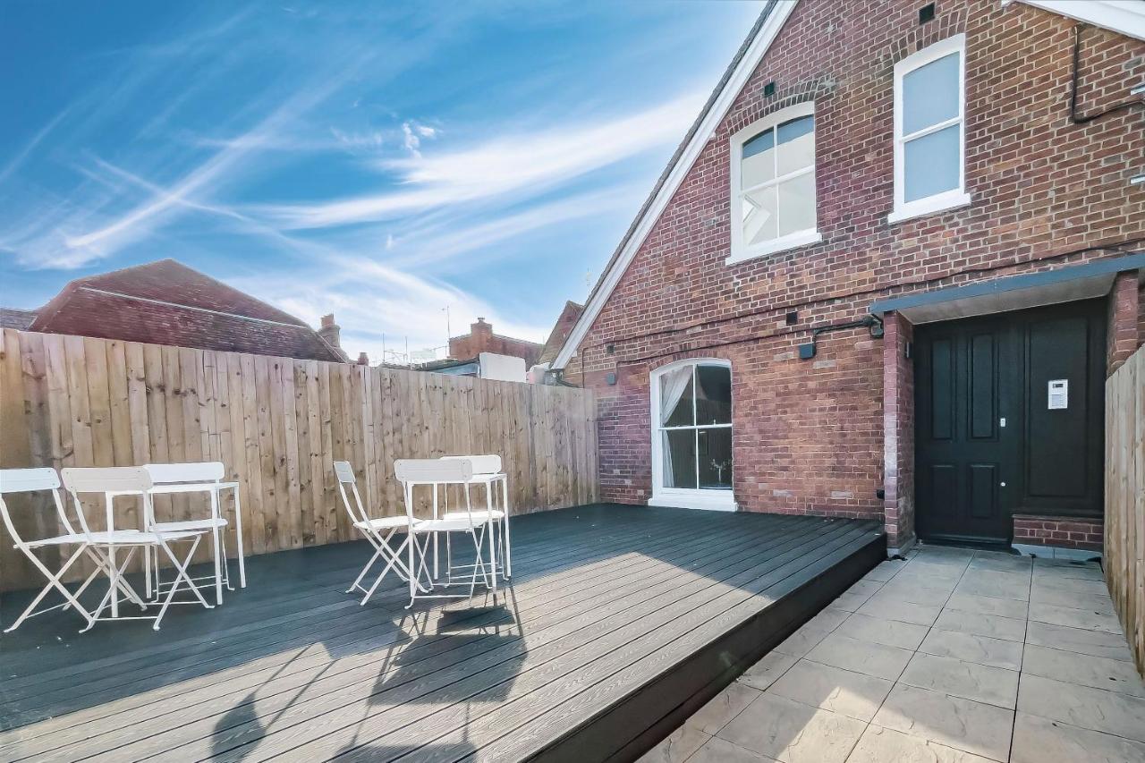 Bright Apartments Near Farnham Castle by StayStayStay - B&B