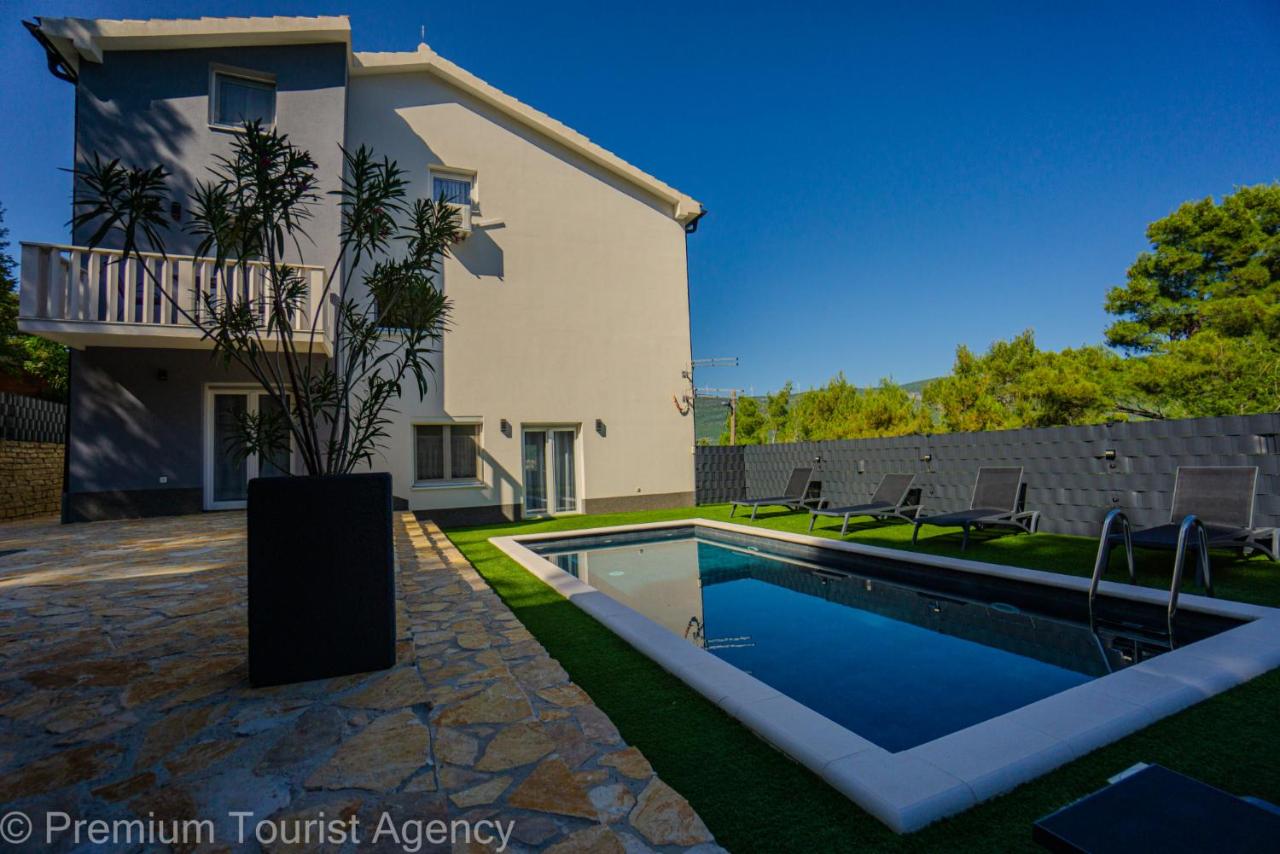 Panoramic Forest Retreat with Pool and Seaview - Ferienwohnung Donji Karin
