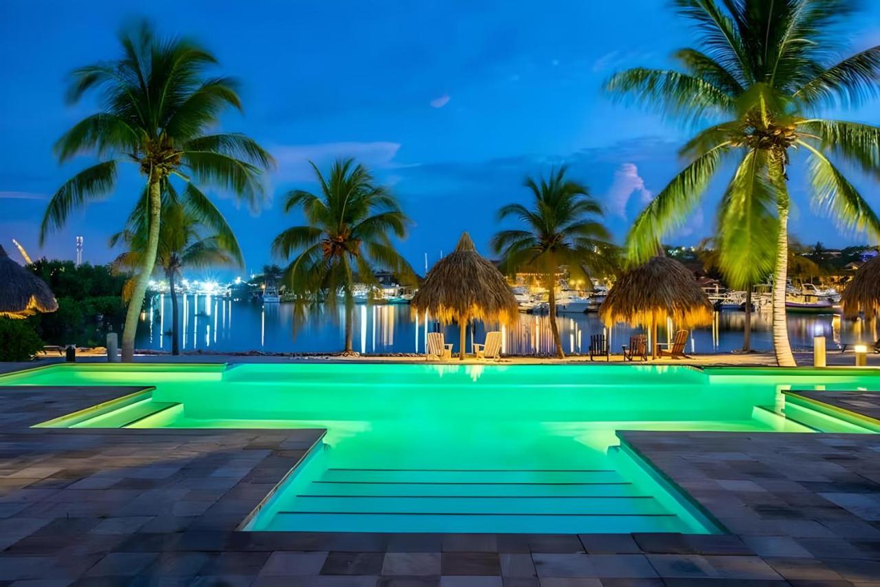 Luxury 4 Bedroom apartment, Pool, Private beach, Jan Thiel - Chambres d’hôtes Willemstad