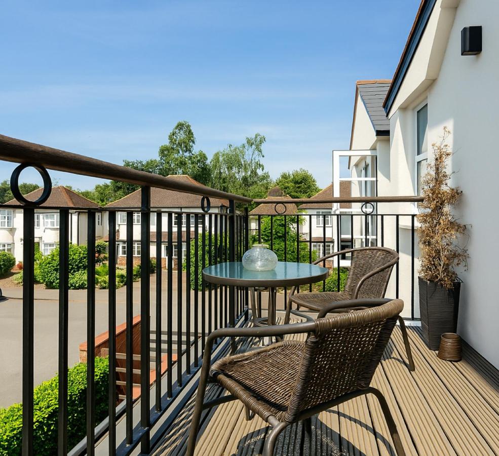 Elegant 2 Bed Flat with Balcony in Finchley - B&B