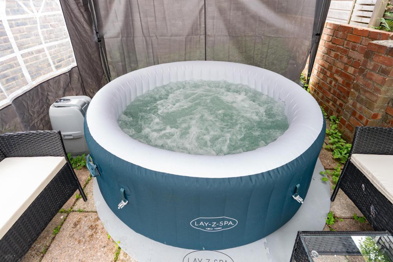 Open Mind Property - Hot Tub,14 Guests & Free Parking - Bed and Breakfast Portsmouth