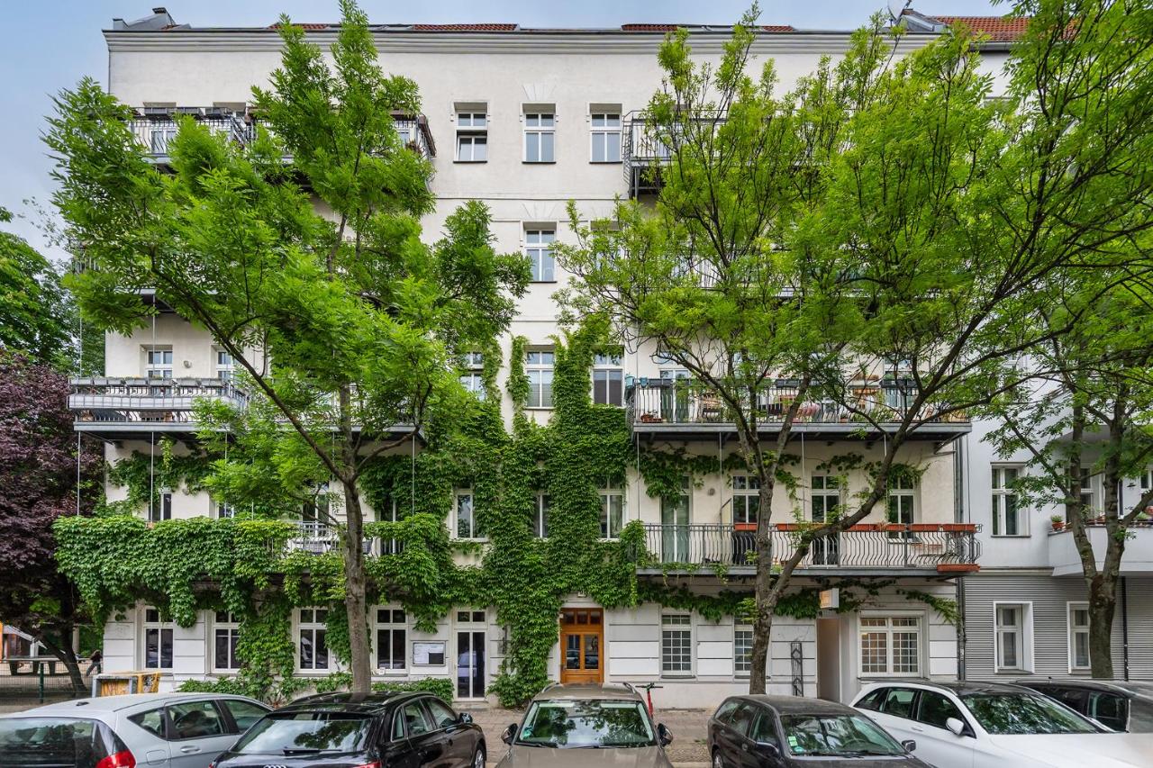 Holiday 33 Apartment L with 8 rooms & 3 bathrooms - Bed and Breakfast Berlijn