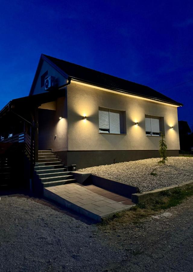 Natura Lux Holiday House with Pool and Jacuzzi - B&B Veliko Trojstvo