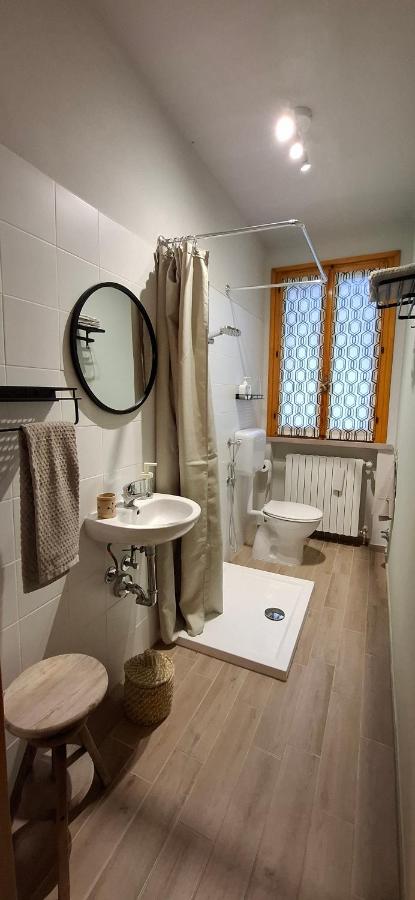 Tweepersoonskamer met 2 Aparte Bedden en Eigen Badkamer