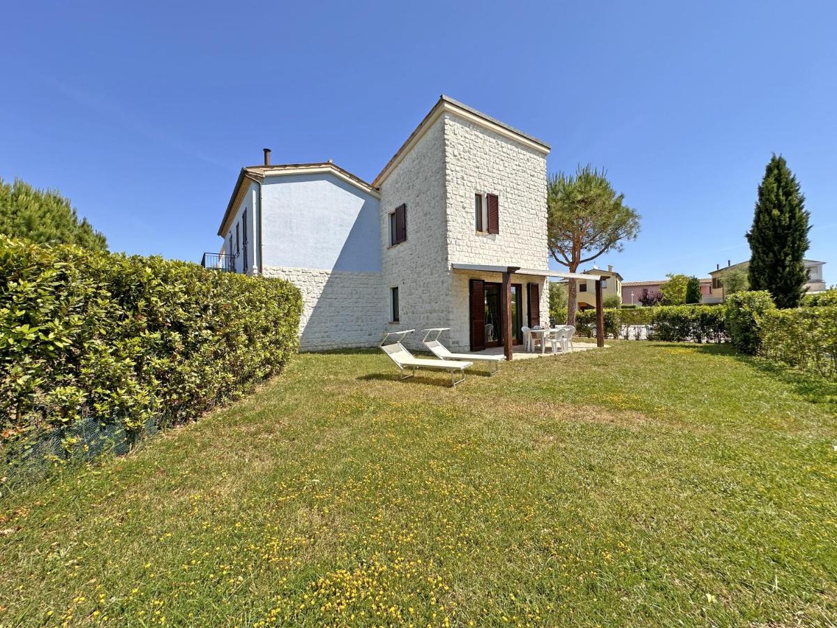 172 - Bellissima villetta bilocale climatizzata con portico e giardino al Residence Adamo ed Eva con 2 piscine e campo da calcio - PISCINA, SPIAGGIA e MINICLUB al White Beach Club inclusi nel prezzo - Ferienwohnung Marcelli di Numana