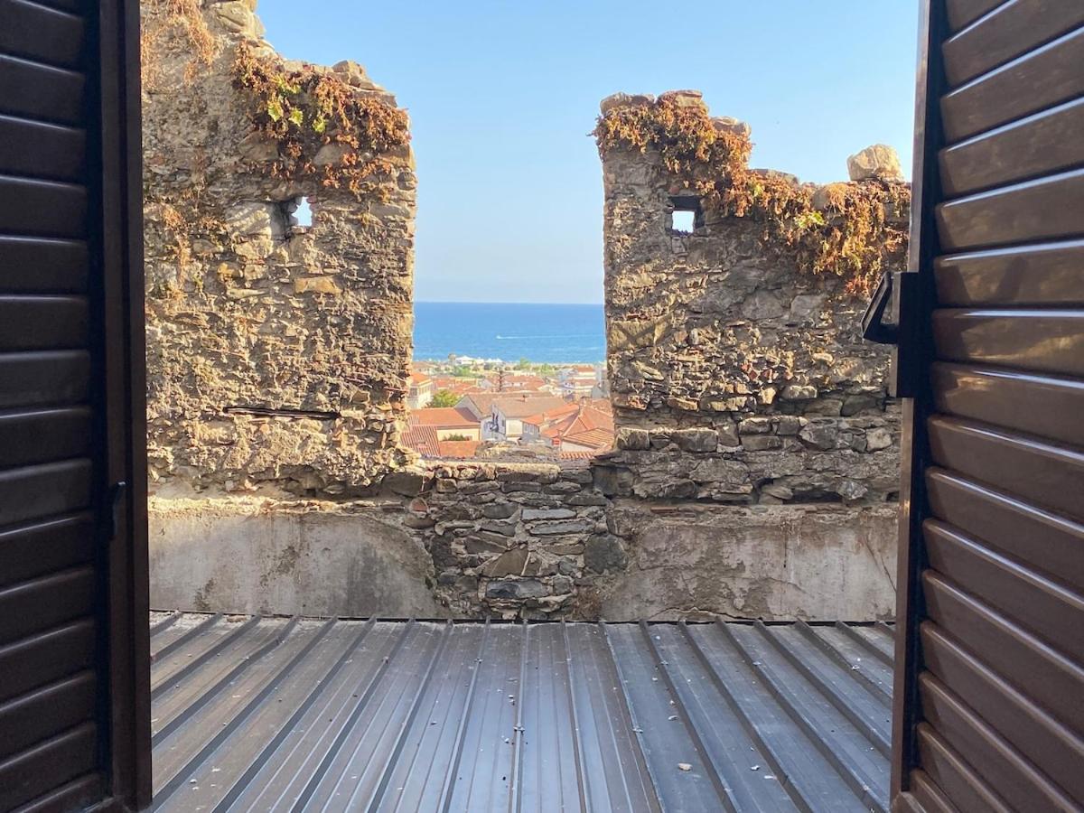 Intera casa in centro storico a 800mt dal mare - B&B