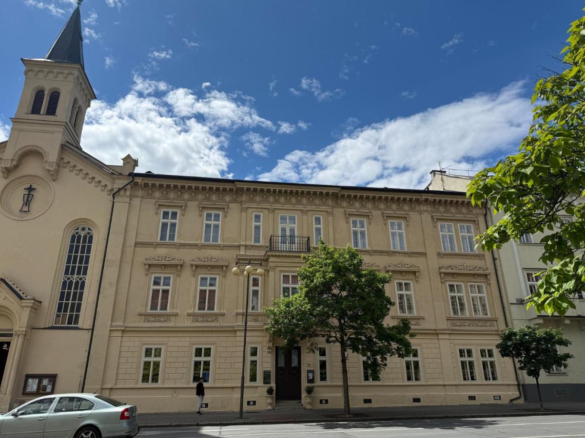 agape Plzeň - Modern Dormitory with Summer Accommodation for Tourists - Ferienwohnung Pilsen