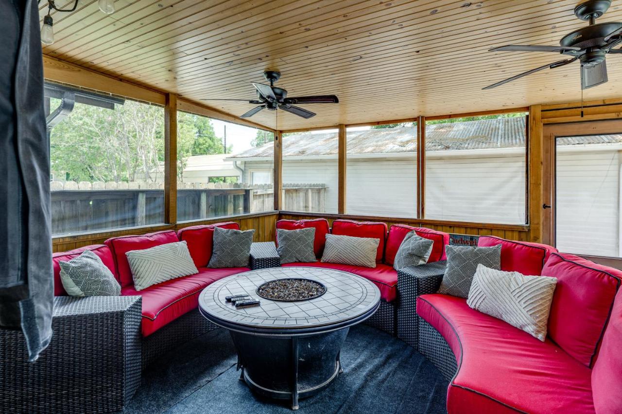 Hot Tub and Outdoor Kitchen Stylish Home in Bryan - B&B Bryan