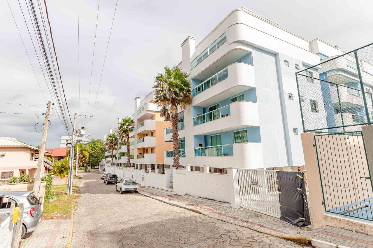 Apto Aconchegante na Praia de Bombas com Piscina - Bed and Breakfast Bombas