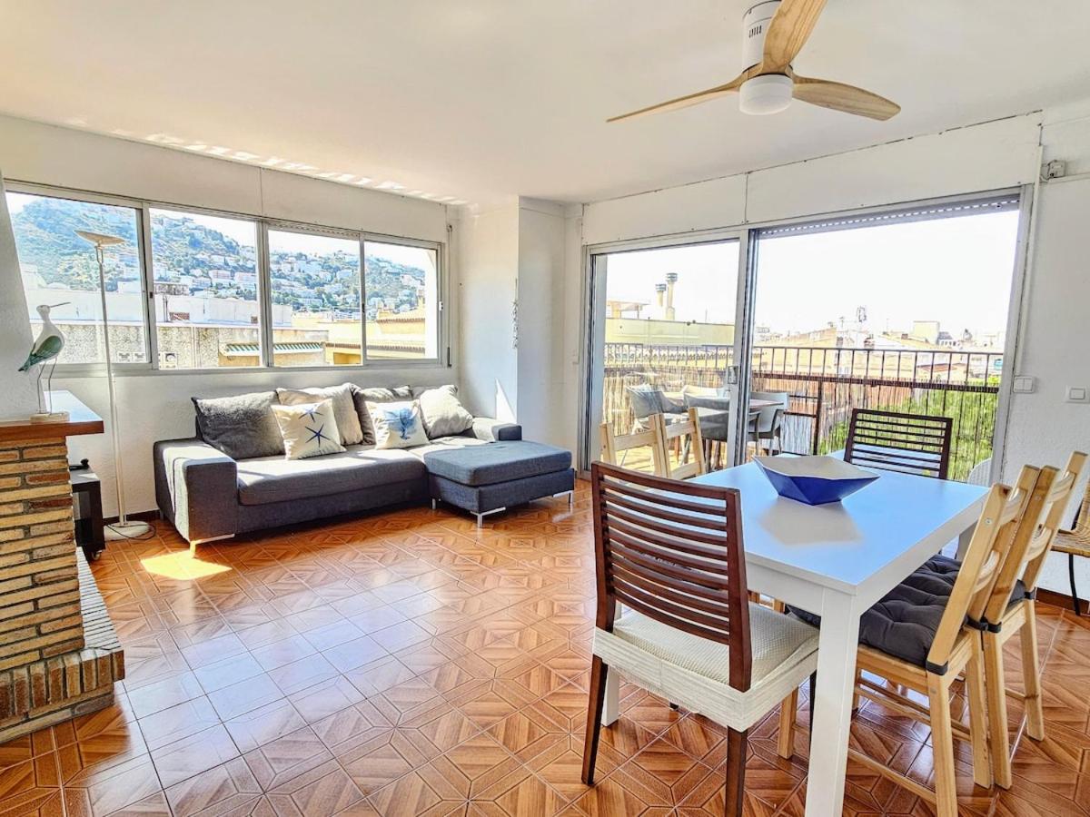 Amplio y luminoso apartamento con terraza a 5 min del mar - B&B Roses