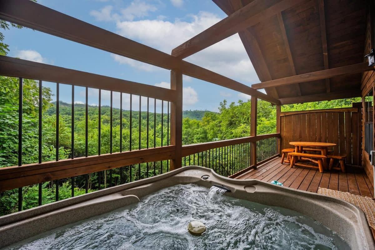 View-Location-Hot Tub-Pool Table-3 Fireplaces - B&B Sevierville