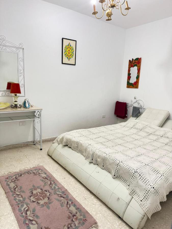 RDC de villa Marsa cité tabbak - B&B