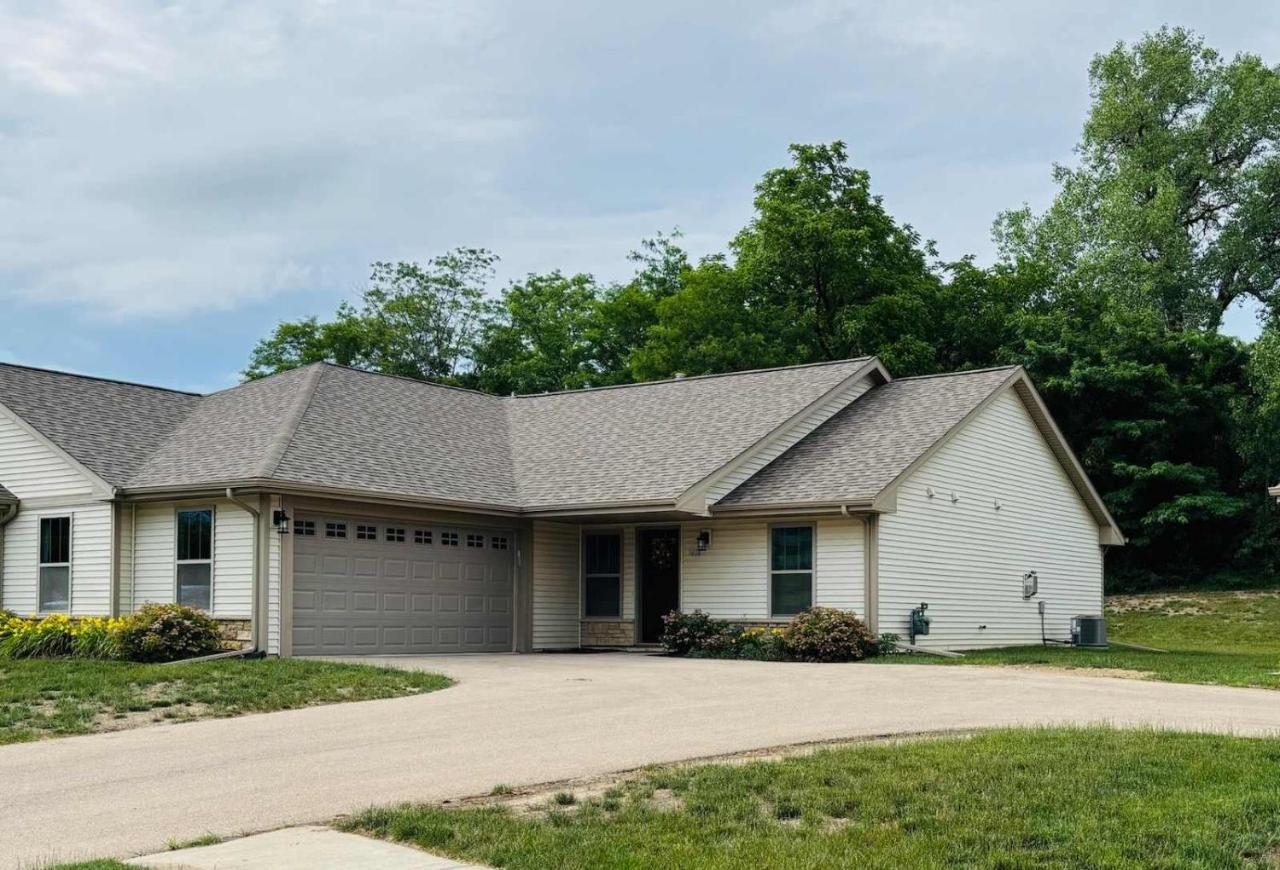 Beautiful 3 bed 2 bath condo - B&B Loves Park
