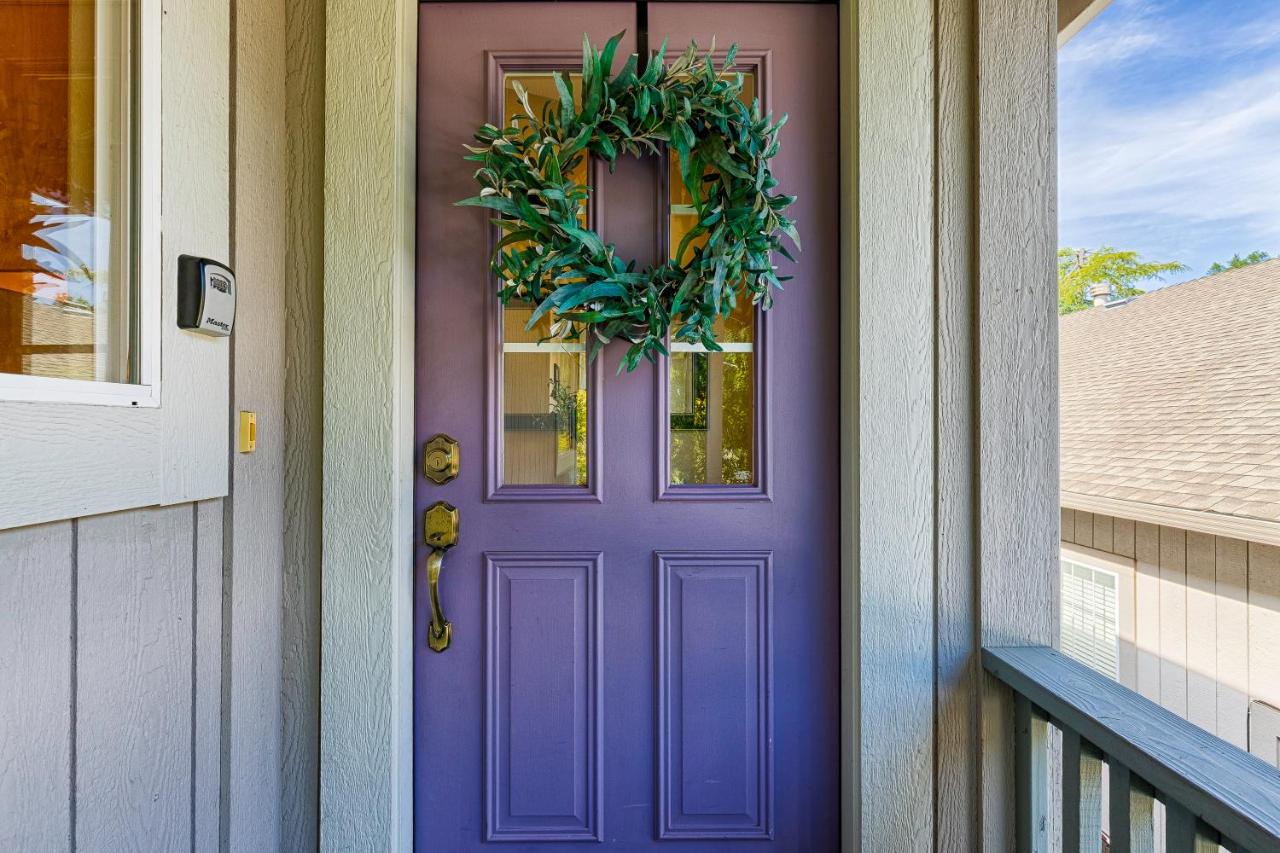 Spacious 4BD 3BA with hot tub, fire pit, and wraparound deck - B&B Sonoma