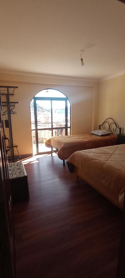 Habitación con cama grande 