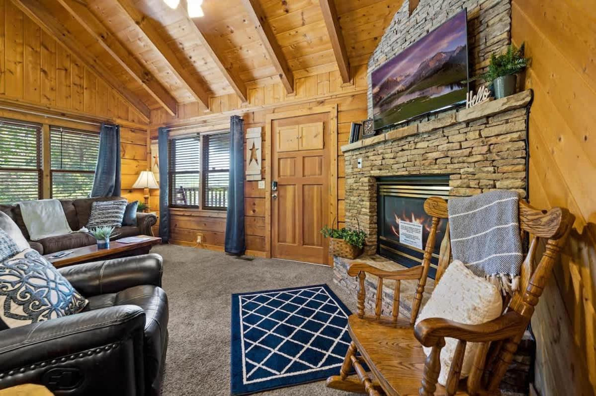 Location Smokies Log Cabin Hot Tub Fireplace - Chambres d'hôtes Pigeon Forge