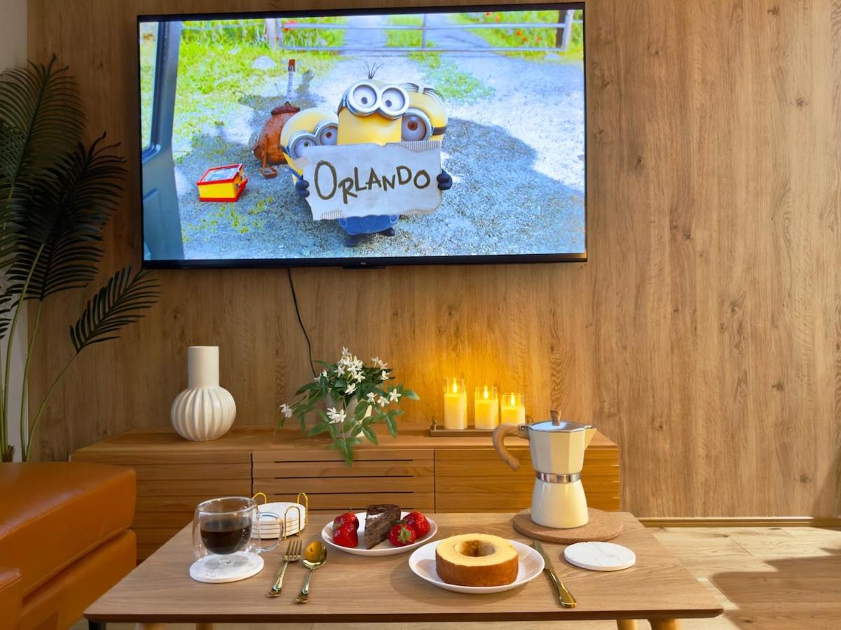 Work from home, King bed, 4-minute walk to station and convenience store, 65 TV, Netflix, Moka pot - B&B