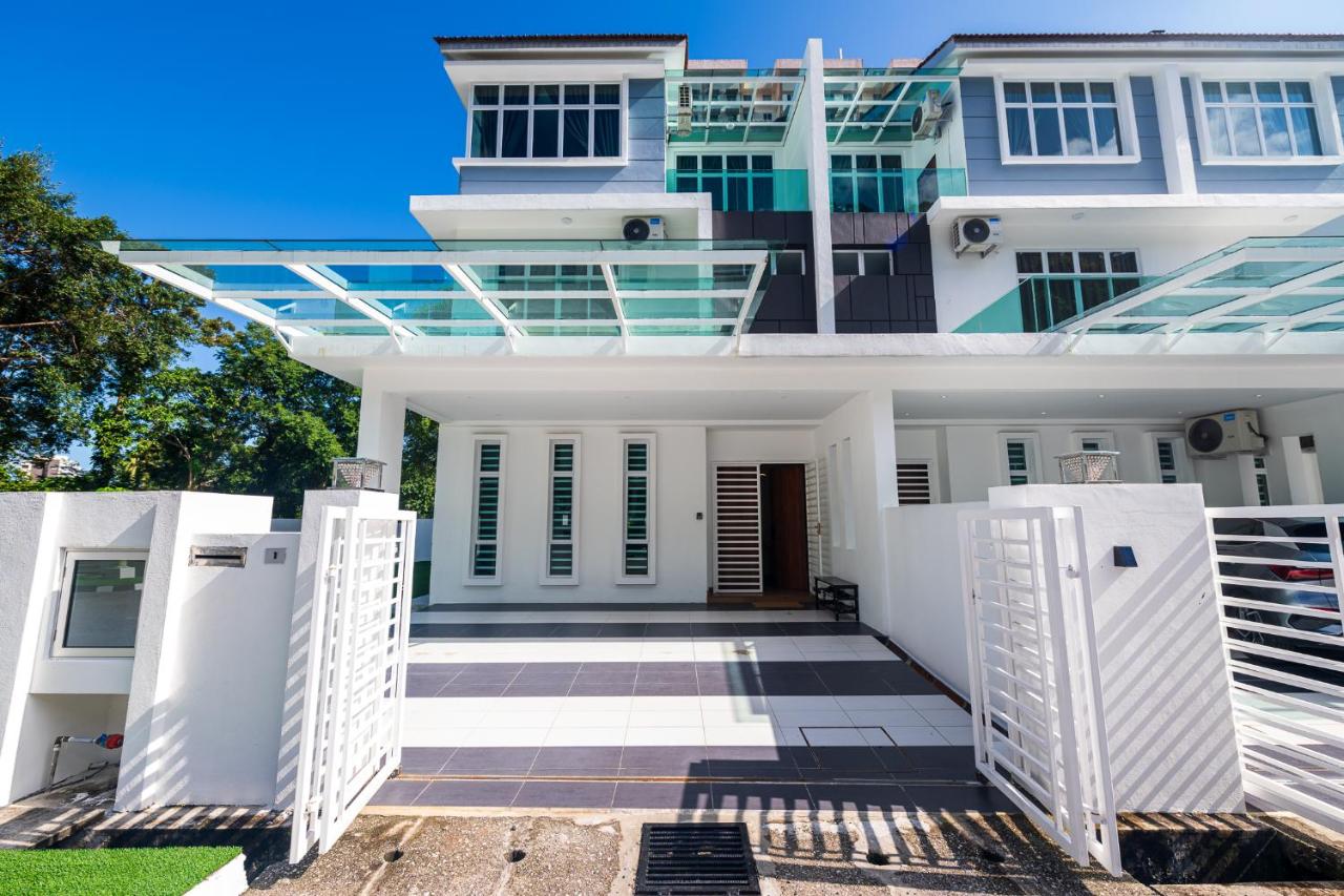 La Ferringhi Villa by BRB - Bed and Breakfast Batu Feringgi