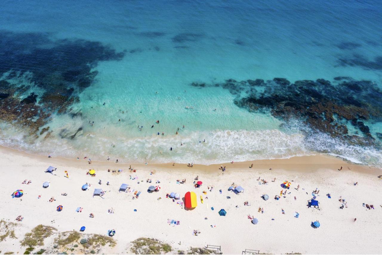 Immaculate pied-à-terre with stunning views, opposite Cott beach & cafes - B&B Perth