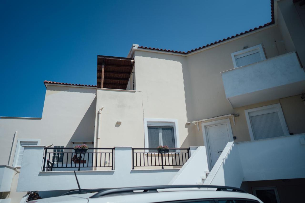 Elegant 3BR Seaside Home with Great View - Ferienwohnung Mytilini