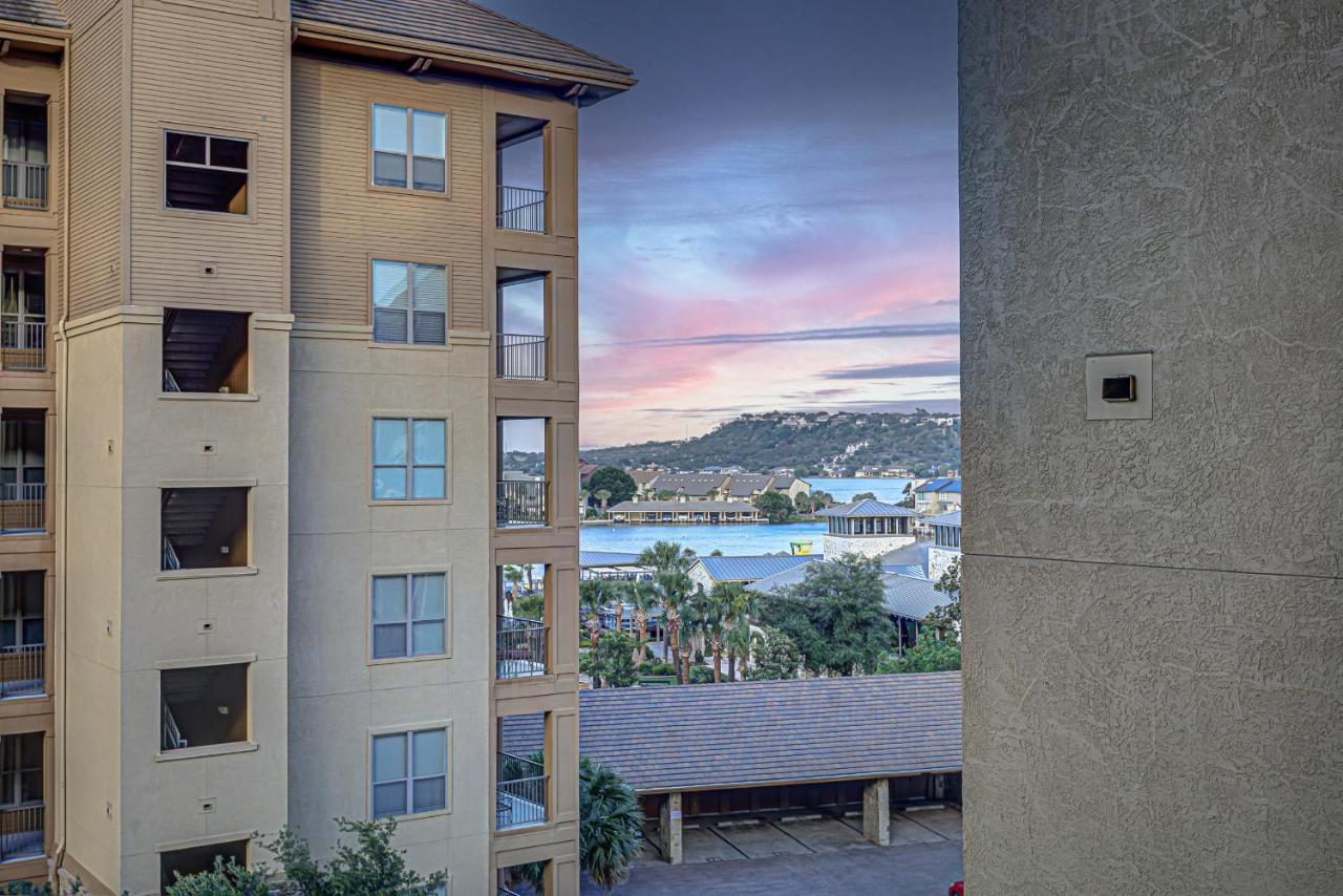 Chic 2BD with Balcony Pool Hot Tub & Marina Views - Chambres d'hôtes Horseshoe Bay
