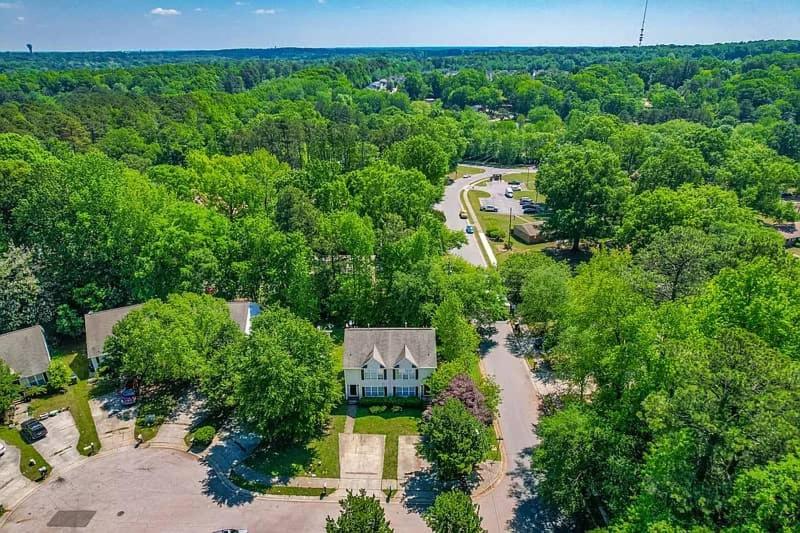Modern Two BR Townhome, Workspace, Free Parking and Wi-Fi - B&B Raleigh