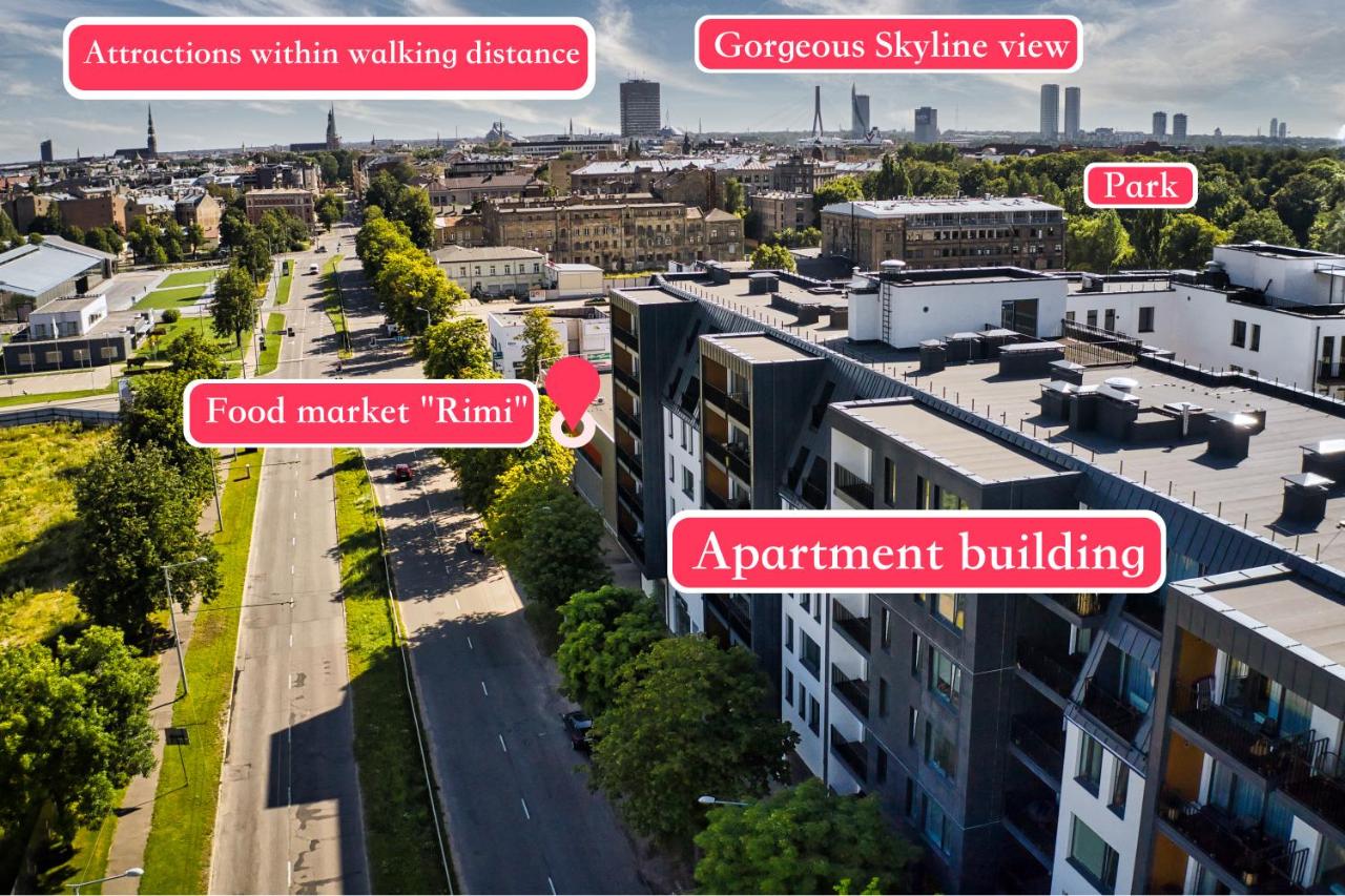 Scan QR code for apartment video tour - free parking, gym access, air conditioning, kitchen and more in central Riga - B&B Riga
