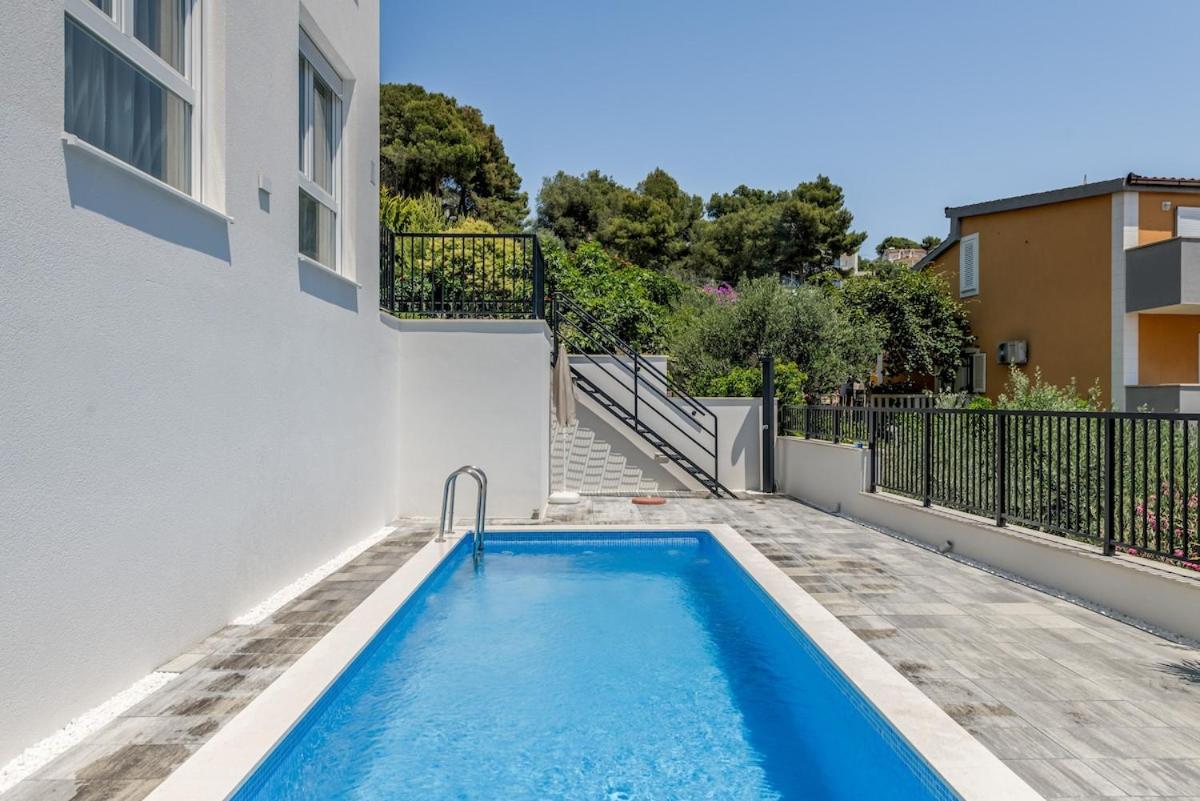 Luxury apart, beach, swimming pool, Okrug, Trogir - B&B Razvala