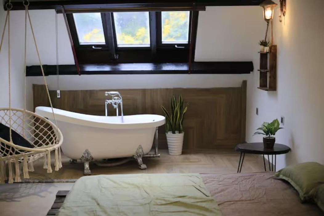 Annam Train Street Unbeatable location Loft Balcony chill Old Quarter - Bed and Breakfast Hanoi