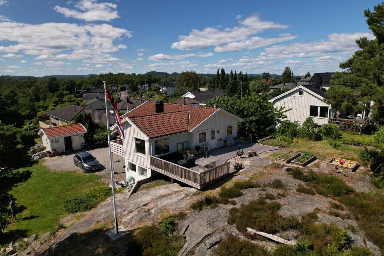 Hus med havutsikt og stor terrasse - B&B Grimstad