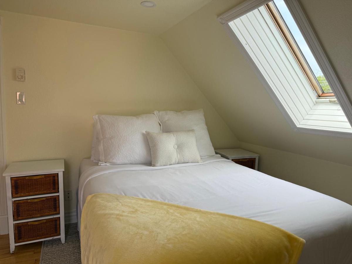 Habitación con cama grande y vistas al mar