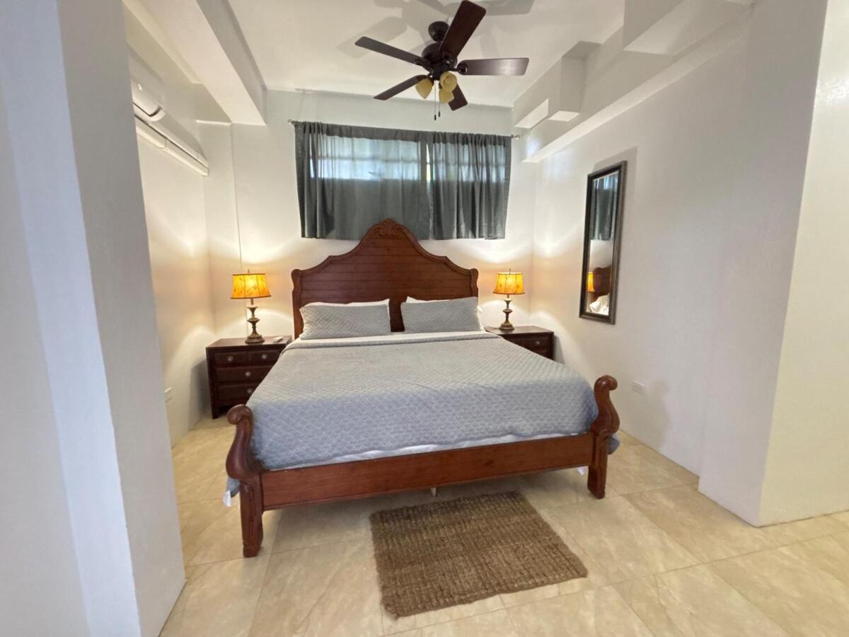 1BR Getaway with Breathtaking Views and King Bed - B&B Contant