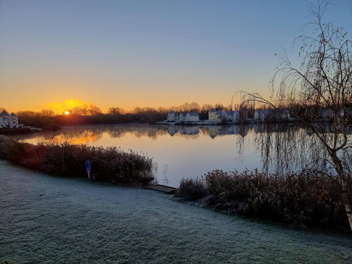 Luxurious, South-Facing Lakeside Lodge - Bed and Breakfast South Cerney