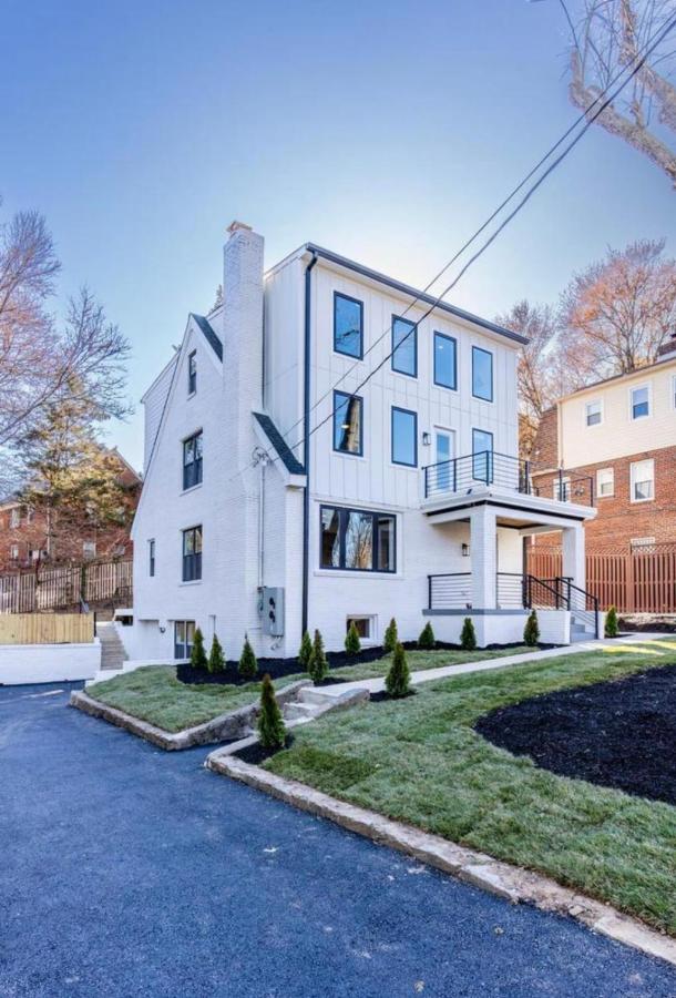 Spacious DC Stay 7BR 5BA Sleeps 16 - B&B