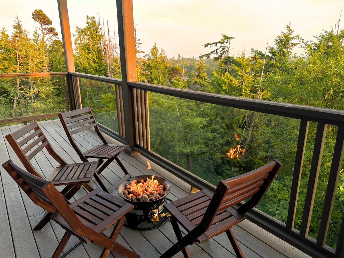 Panoramic Rainforest & Ocean Views, Fire Pit & EV Plug in Ucluelet - B&B