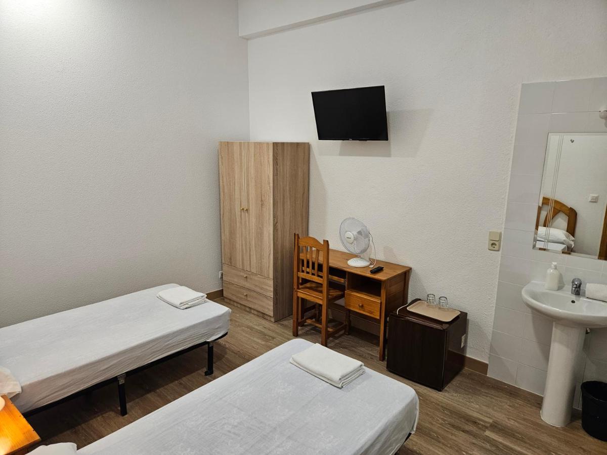 Tweepersoonskamer met 2 Aparte Bedden en Gedeelde Badkamer