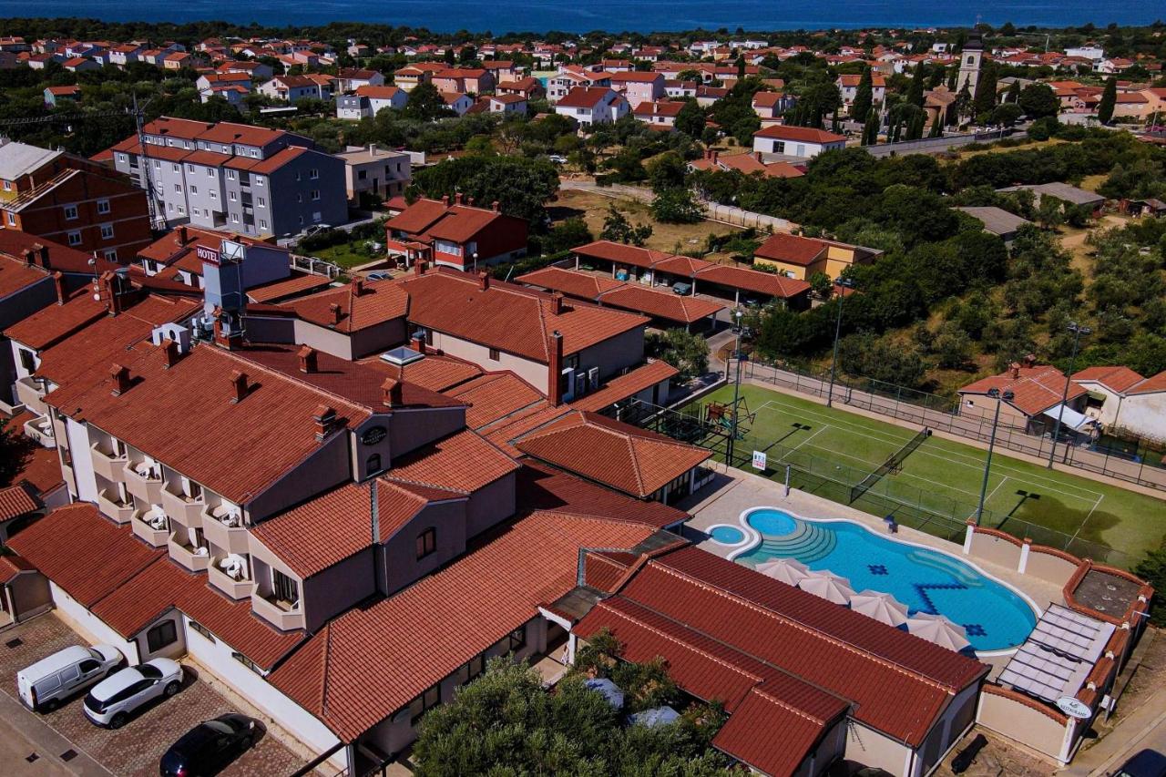 Rooms with a swimming pool Peroj, Fazana - 24329 - B&B