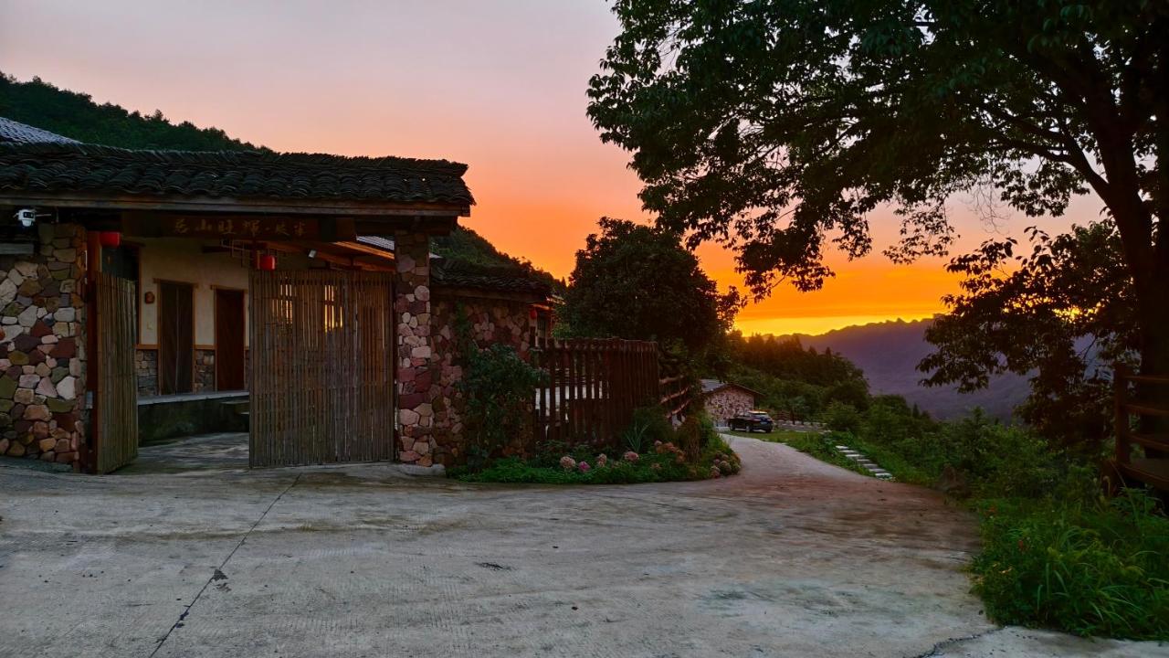 PeakMist Retreat Inside ZhangJiaJie Forest Park - B&B